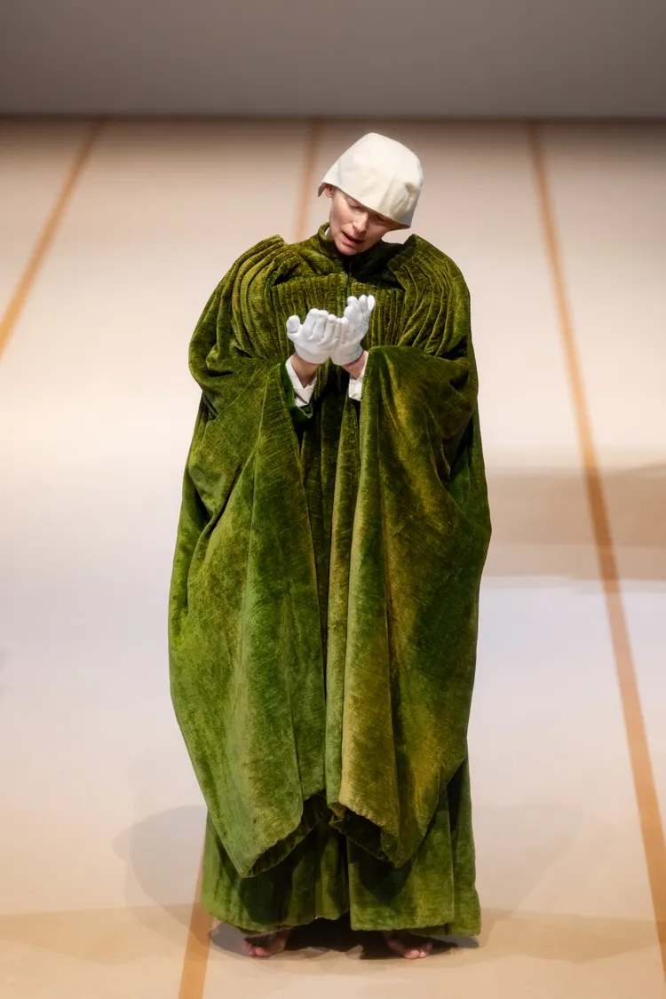 她重新演繹帕索里尼在《坎特伯雷故事集》所飾的「喬叟」角色戲服。臺北表演藝術中心提供