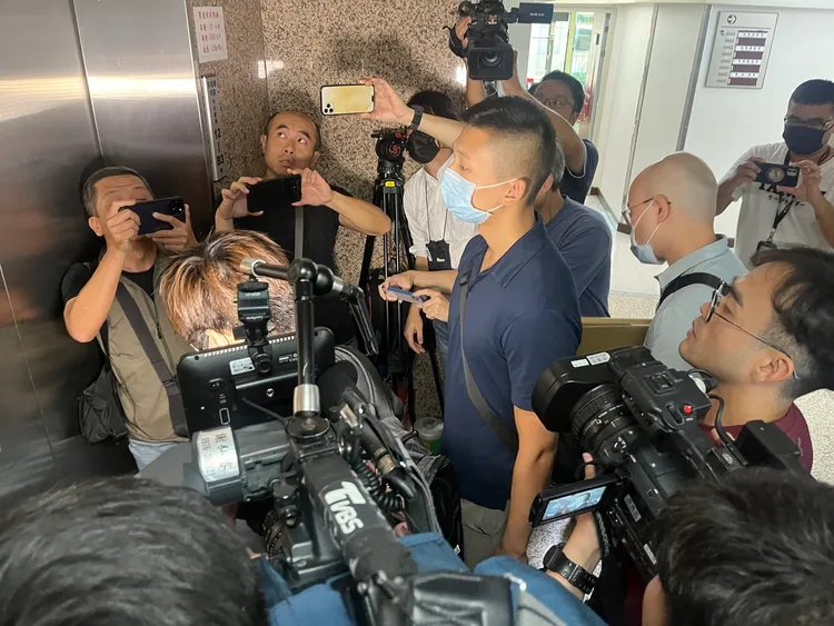 檢調搜索林宜瑾國會辦公室後，帶走一箱證物。記者葉家瑋攝