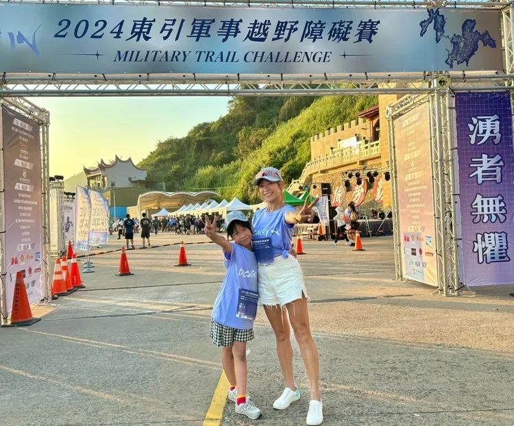 段慧琳（右）被女兒激到，東引比賽拿下好成績。民視提供