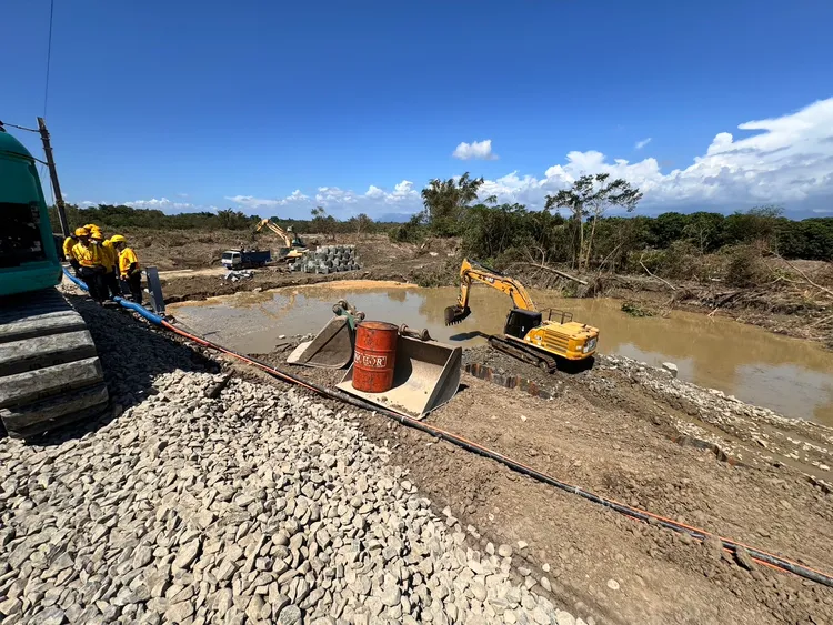台鐵八掌溪橋路基淘空嚴重，經過連日搶修，明天總算可以雙向全線通車。莊曜聰攝