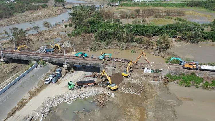 台鐵公司、第五河川分署連日來加緊搶修，回填路基、打入鋼板防護等。民眾提供