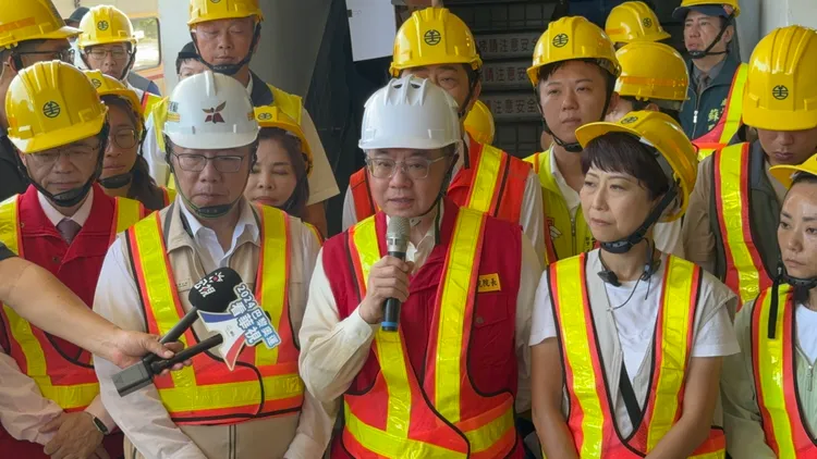 行政院長卓榮泰、交通部長李孟諺、台南市長黃偉哲、立委陳亭妃、賴惠員等人今天到現場視察並慰問工作人員。莊曜聰攝