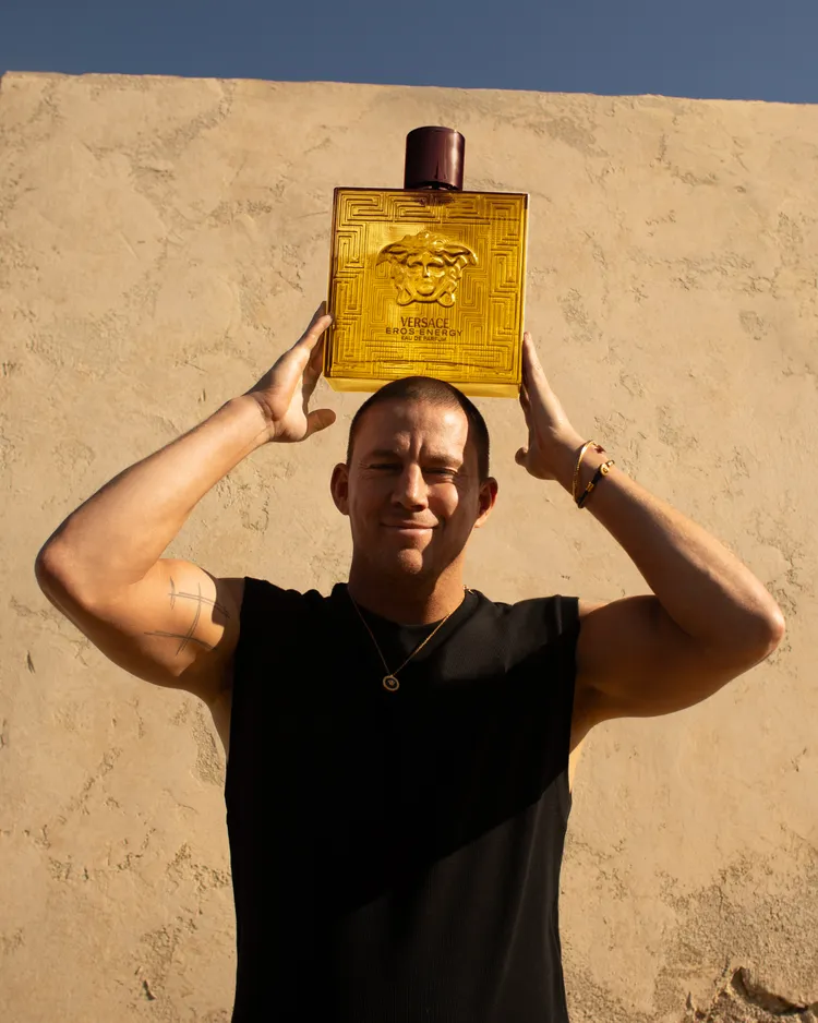 查寧塔圖替VERSACE香水新品拍攝大片。品牌提供