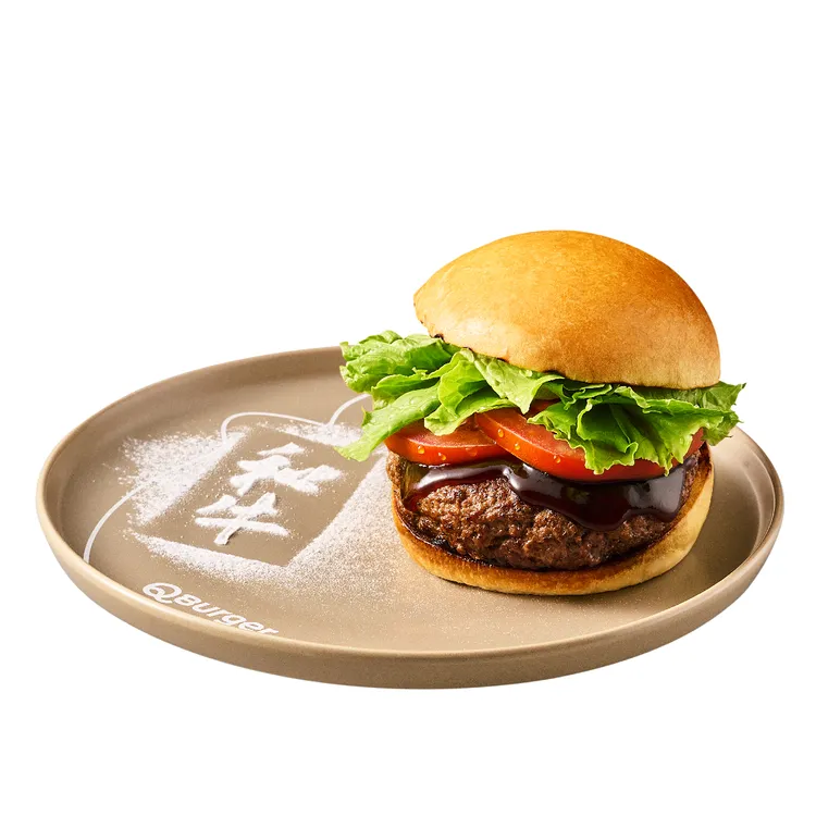 即日起下載並完成Q Burger APP饗樂會員註冊，即可搶先購買限量新品A5和牛布里歐堡特盛餐。業者提供