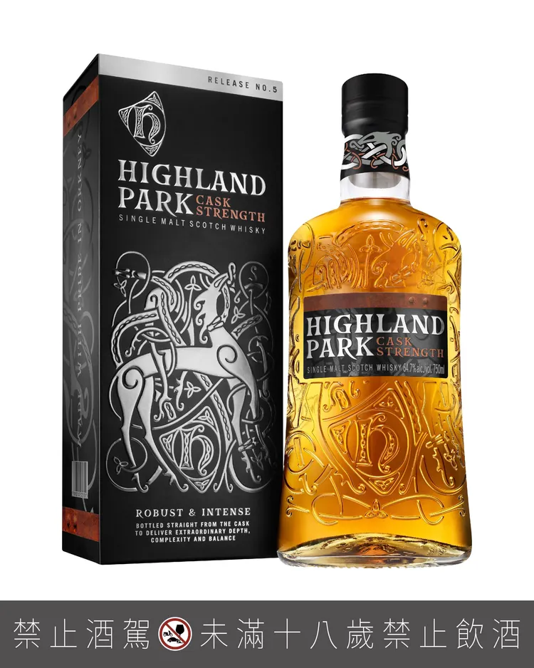 高原騎士原桶強度 Cask Strength Release No.5完美呈現高原騎士卓越的釀酒工藝和創新精神。經典石楠花蜜香與日曬水果乾在口中綿延，展現馥郁的絕妙風味。業者提供