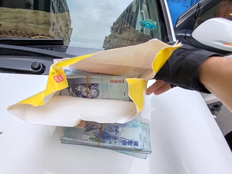 被害人配合演出拍下百萬新台幣的照片，取信詐騙集團。民眾提供