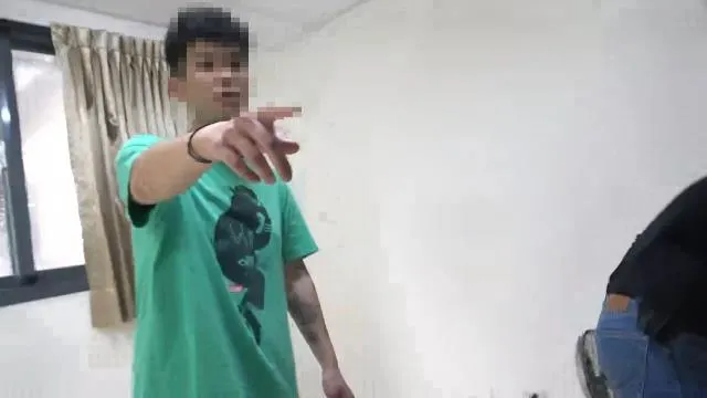 潘姓男子從大麻花的修剪、分裝、出貨，全都一手包辦。民眾提供