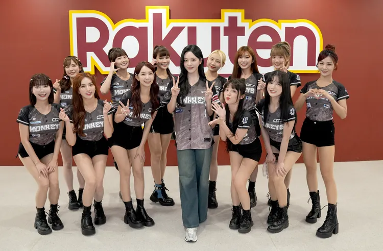 尹廈情開球前與樂天女孩見面。樂天桃猿提供