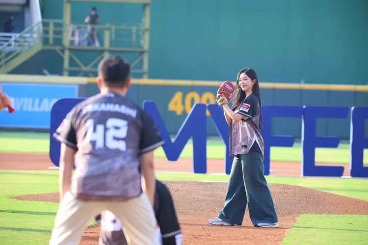 尹廈情投球姿勢很專業。樂天桃猿提供