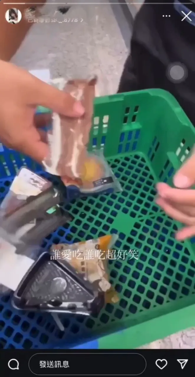 超商員工徒手抓蛋糕。翻攝PTT