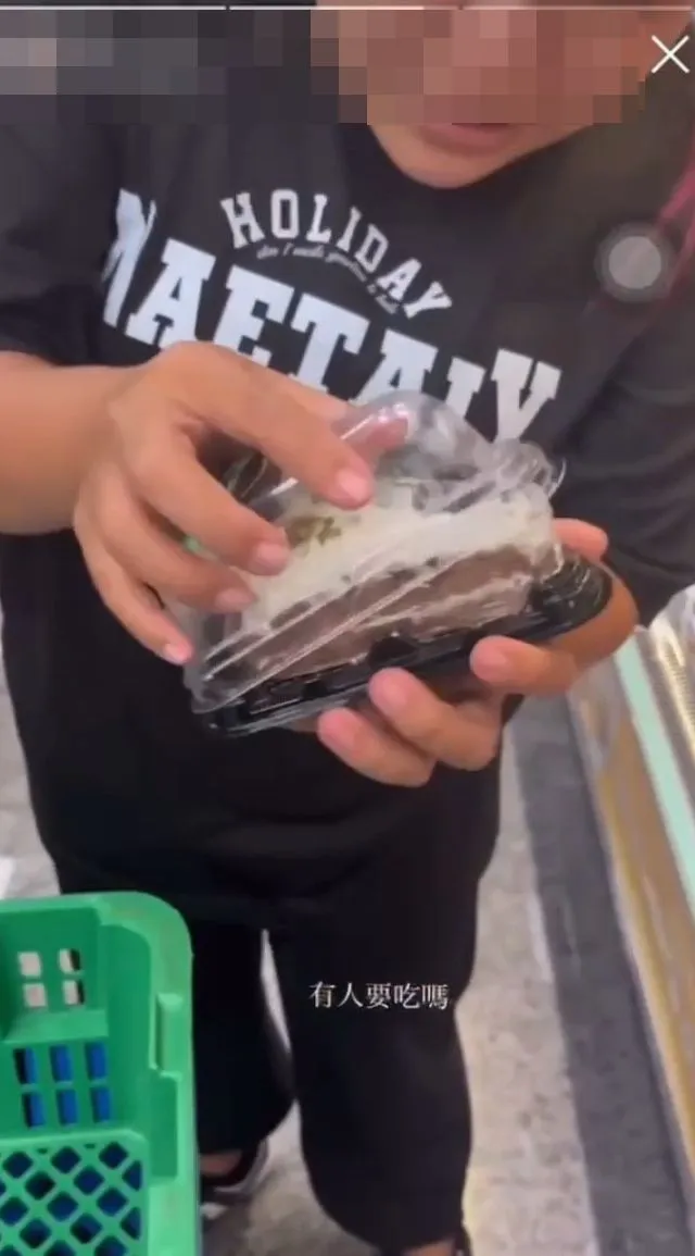黑衣女把手抓過的蛋糕放回盒內，還問「有人要吃嗎」。翻攝PTT