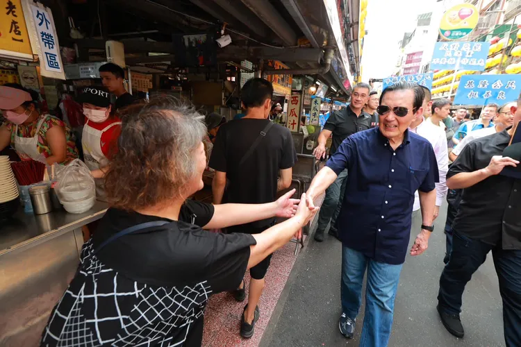 馬英九受到民眾歡迎。圖取自謝國樑臉書