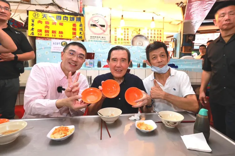 馬英九吃基隆在地美食「天一香滷肉飯」。圖取自謝國樑臉書