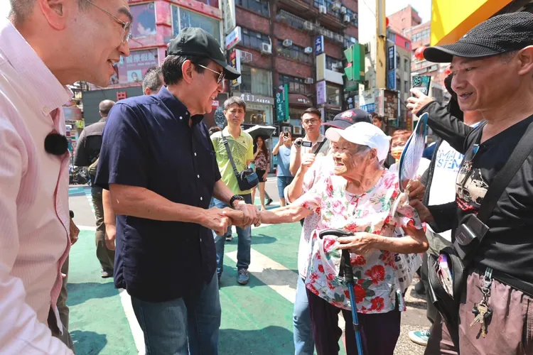 馬英九受到民眾歡迎。圖取自謝國樑臉書