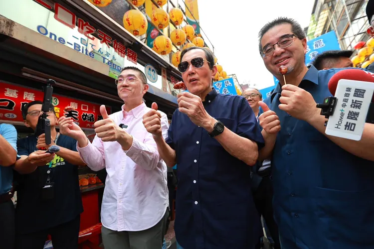 謝國樑邀請馬英九到基隆廟口吃在地美食「天一香滷肉飯」和「一口吃香腸」。圖取自謝國樑臉書