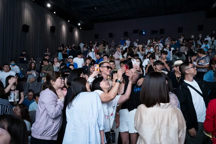 王陽明人氣不減，被粉絲包圍要求合影。曼尼娛樂提供