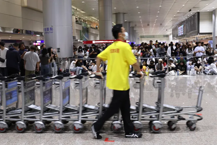 桃園機場二航廈行李手推車。彭欣偉攝