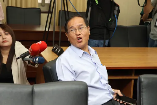 鄭天財涉向業者收賄數百萬元 北檢訊後諭令200萬交保