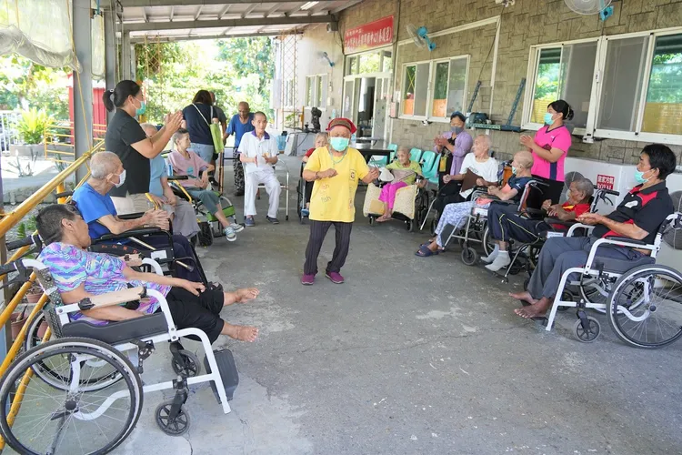 80歲杜奶奶以族語唱古調，引領住民一同傳唱。縣府提供