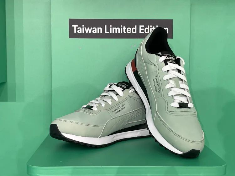 保時捷攜手Puma打造的限量版50Y 911 Turbo Limited Sneaker Editions運動鞋，於台灣時間8/29下午3時11分正式開賣，全球僅限量911雙。林浩昇攝