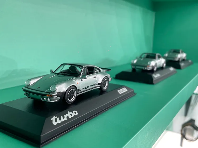911 930 Turbo 1:43模型車金屬冰綠色，售價2,564元起。林浩昇攝