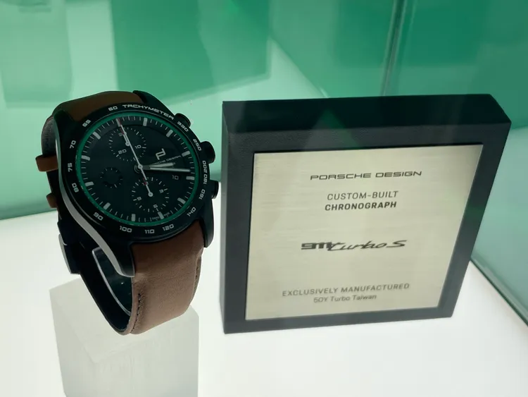 現場也同步展示專屬Porsche Design訂製計時腕錶，售價為48萬7410元。林浩昇攝