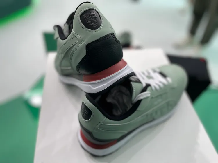 鞋款外觀融合低調的保時捷標誌、復古Turbo字樣，並遵循911 Turbo形象，在鞋跟巧妙融入經典「鯨魚尾 」擾流板與紅色水平尾燈設計。林浩昇攝