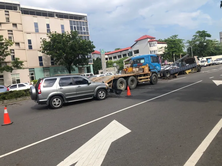 吊車疑剎車失靈，自撞交通號誌桿波及2台自小客及2台大貨車。翻攝畫面