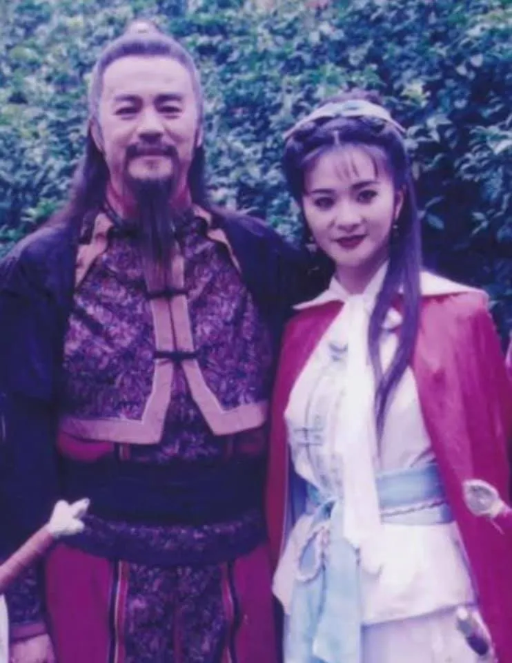 應曉薇（右）曾演過狄龍的女兒。翻攝應曉薇臉書