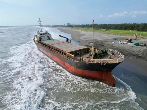 全台8處「鐵達尼號」場景將消失!今航港局拖離颱風擱淺船隻