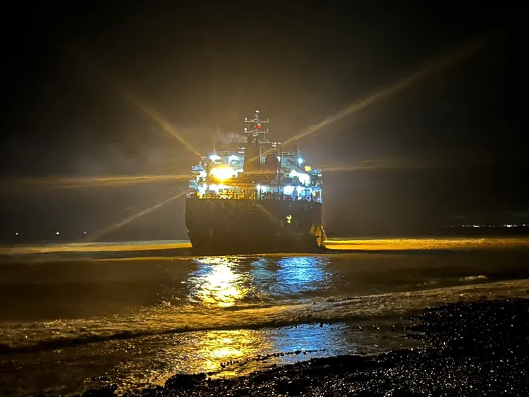 今（17日）凌晨已成功將「伊莉安娜號」配合潮汐拖離擱淺區。航港局提供