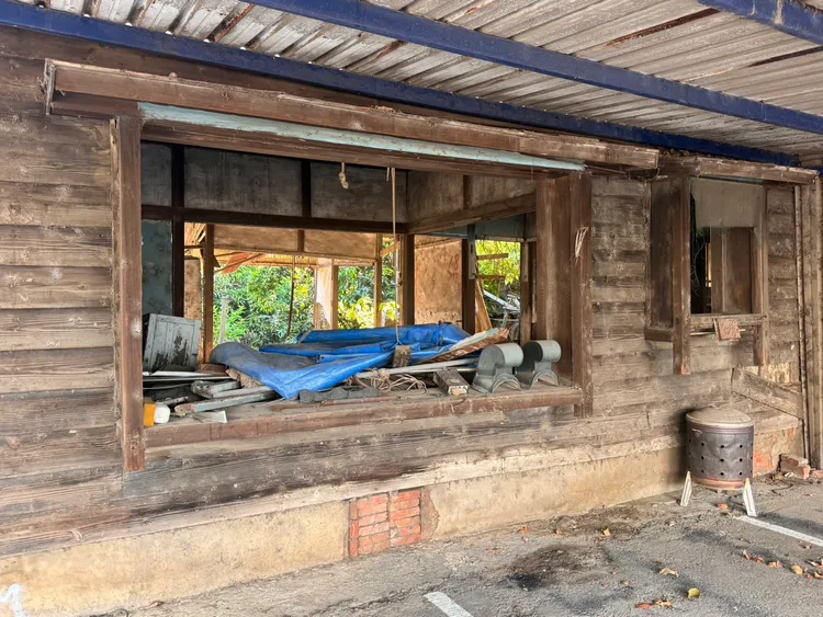警方只「仍在使用」的日式建築內部早已荒廢堆滿雜物，還有蚊蟲孳生。記者莊曜聰攝影