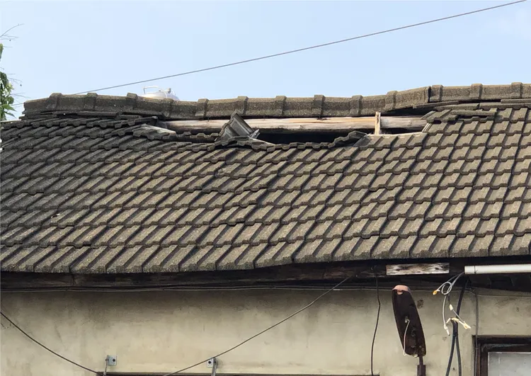 一旁的宿舍屋頂早已坍塌，卻未見修繕，不像是有員警使用。記者莊曜聰攝影。