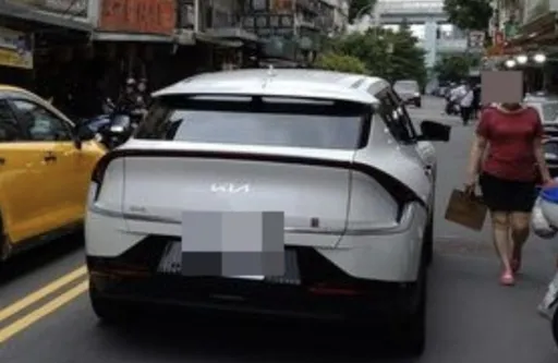 駕駛停路中下車購物遭檢舉卻不罰 騎士批台灣交通已死!警方回應了