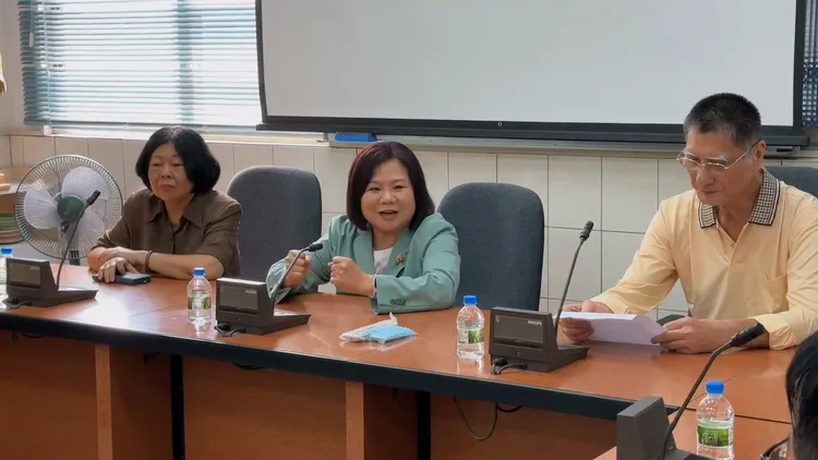 許銘春20日拜訪高雄市工會。翻攝畫面