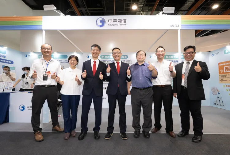 中華電信持續深耕智慧醫療領域，由企客分公司總經理張本元(左4)及副總經理陳來丁(左3)率隊參展「2024第一屆高齡健康產業博覽會」。中華電信提供。