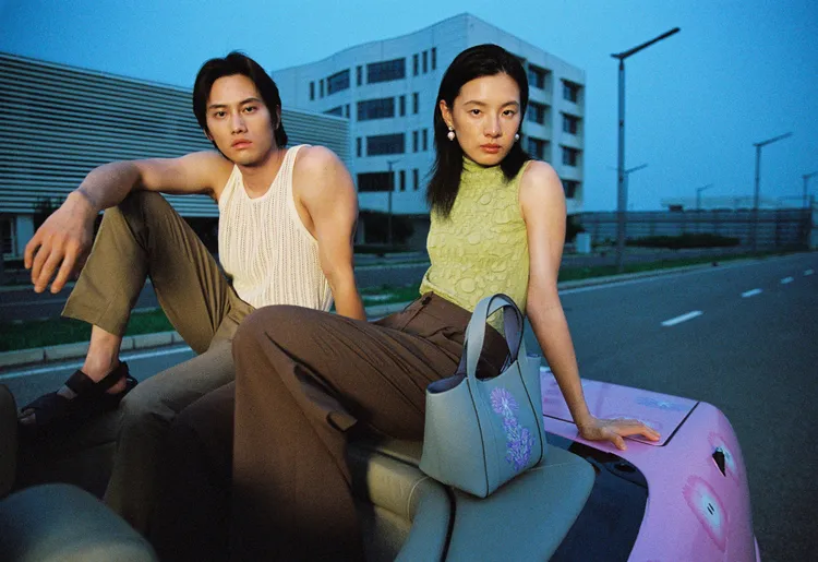 范少勳（左）拍攝MOYNAT七夕系列形象片。品牌提供