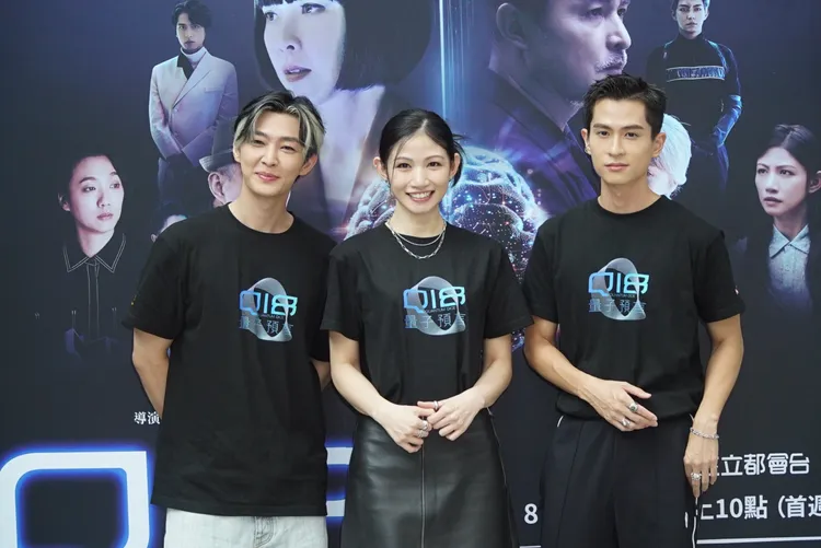 炎亞綸（左起）根本不知李千娜又生了個小孩，右為石知田。彭欣偉攝