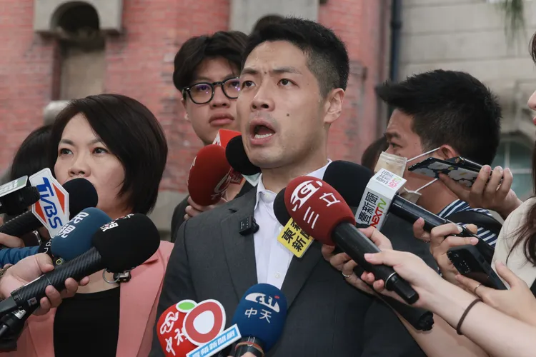 台北市議員簡舒培、陳又新律師向監察院聲訴對柯文哲進行彈劾。彭欣偉攝