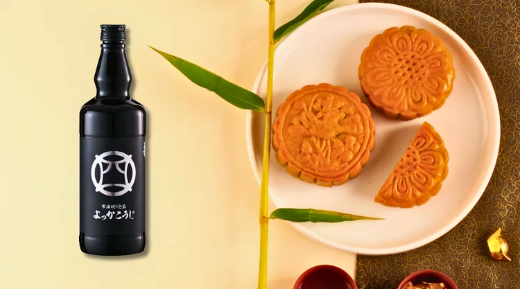 組合傳統的廣式蓮蓉蛋黃月餅，鹹香和甜美兼具，最適合搭配沖繩男人喝的傳統泡盛。業者提供