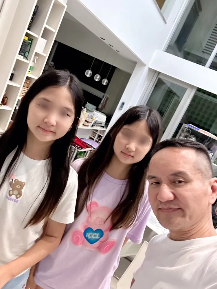 常如山（右起）和11歲雙胞胎女兒。常如山提供