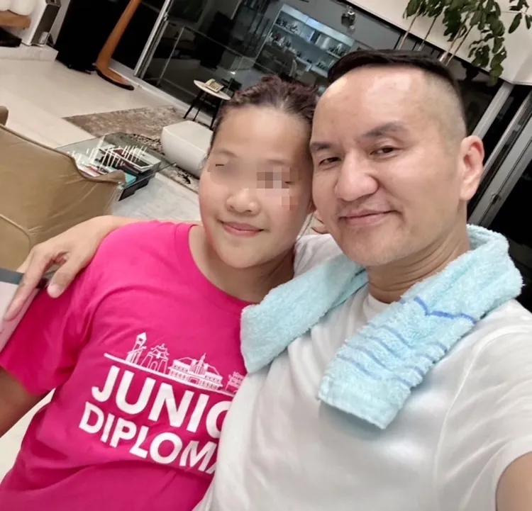 常如山（右）的大女兒12歲。常如山提供