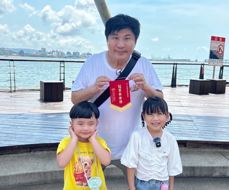 胡瓜奪得獎品，逗得小孩樂不可支。下面一位提供