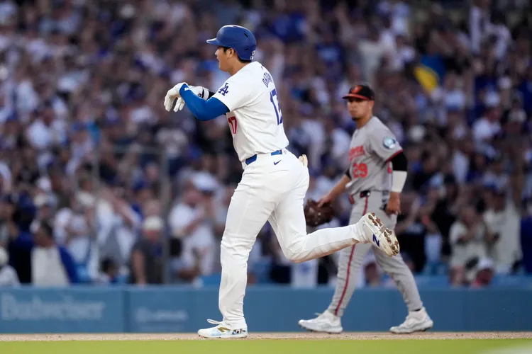 大谷翔平擊出全壘打在繞壘時，竟模仿Decopin。  美聯社