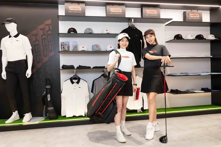 時尚且功能性的高爾夫服飾展示區，滿足高爾夫愛好者的各種需求。業者提供