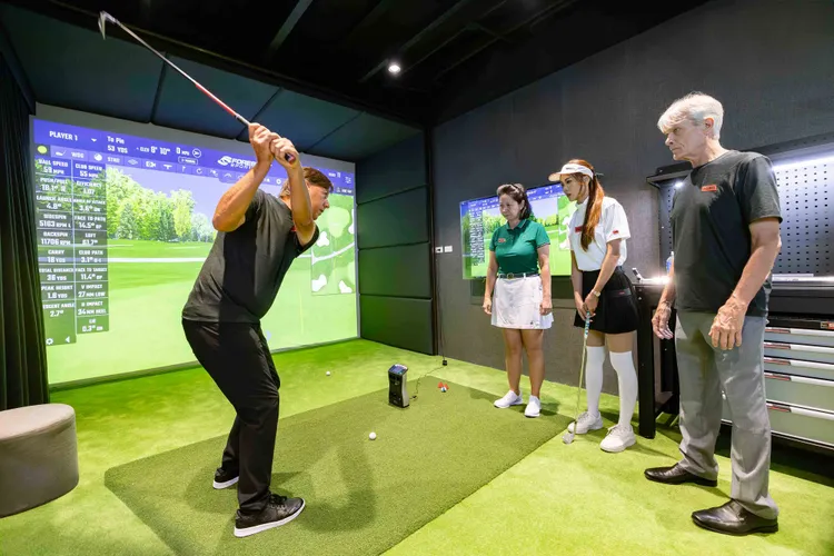 Fitting體驗區提供專業測量和量身訂製的高爾夫球桿服務。業者提供