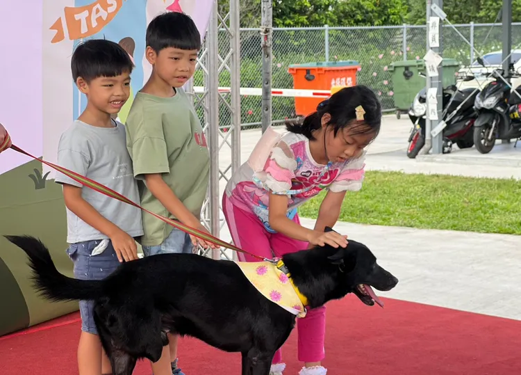 認養推廣活動安排訓犬師宣導犬隻相處觀念。北市動保處提供
