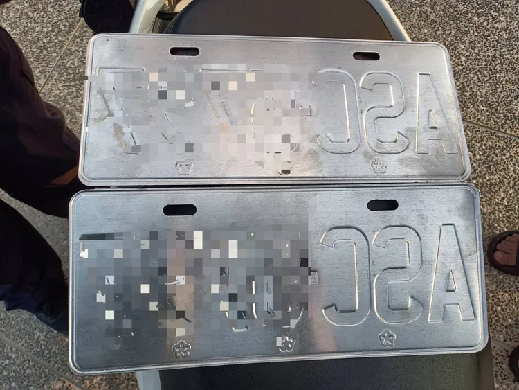 BMW懸掛的假車牌。民眾提供