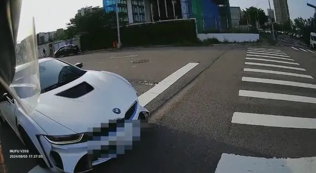 BMW i8電動車懸掛假車牌，停等紅燈時被警方抓包。民眾提供