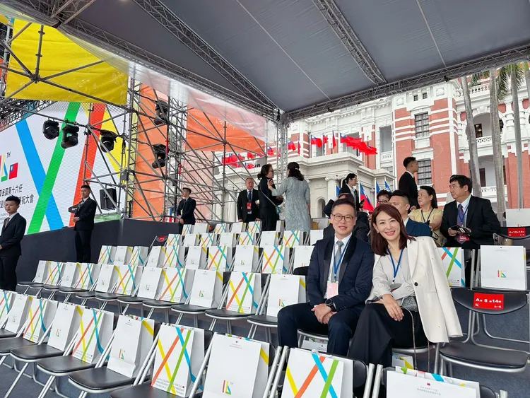 賈永婕今年520（前排右）和先生王兆杰獲邀參加總統府就職典禮。賈永婕提供